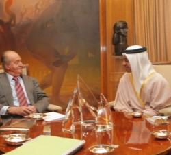 Su Majestad el Rey conversa con Su Alteza el Jeque Abdullah bin Zayed Al Nahyan, Ministro de Asuntos Exteriores de EmiratosÁrabes Unidos