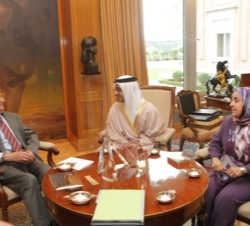 Don Juan Carlos junto a Su Alteza el Jeque Abdullah y la embajadora de los EmiratosÁrabes Unidos en España, Hissa Abdullah Ahmed Al-Otaiba