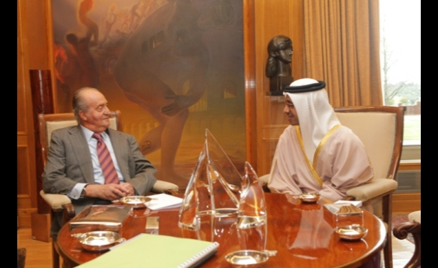 Su Majestad el Rey conversa con Su Alteza el Jeque Abdullah bin Zayed Al Nahyan, Ministro de Asuntos Exteriores de EmiratosÁrabes Unidos
