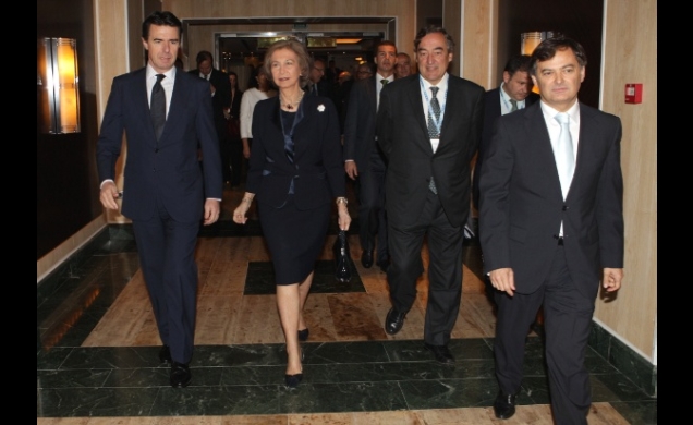 Doña Sofía junto al ministro de Industria, Energía y Turismo y el presidente de la CEOE, a su llegada a la Cumbre