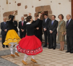 Su Majestad la Reina observa una danza interpretada por el Grupo Municipal de Danzas de Ezcaray, a su llegada al Teatro