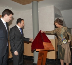 Su Majestad la Reina descubre una placa conmemorativa de la inauguración