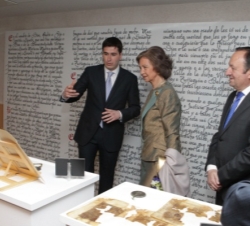 Doña Sofía contempla algunos de los documentos originales de la exposición.