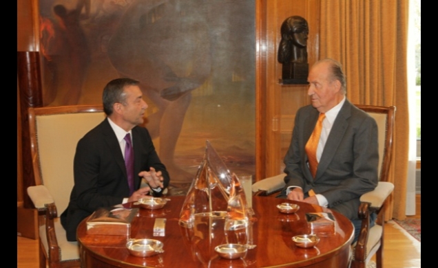 Don Juan Carlos conversa con el presidente canario, Paulino Rivero