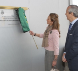 La Infanta Doña Elena descubre una placa conmemorativa, en presencia del director general de la Guardia Civil, Arsenio Fernández de Mesa