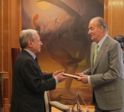 Pascual Sala Sánchez, presidente del Tribunal Constitucional entrega a Don Juan Carlos la memoria correspondiente al año 2011