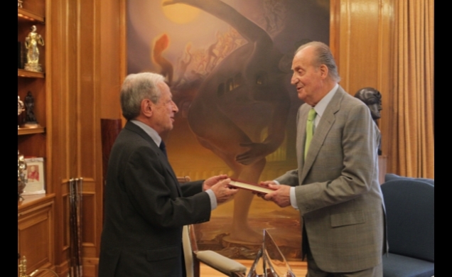 Pascual Sala Sánchez, presidente del Tribunal Constitucional entrega a Don Juan Carlos la memoria correspondiente al año 2011