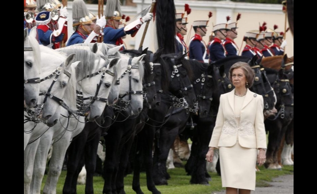 Su Majestad la Reina pasa revista a las tropas que rindieron honores