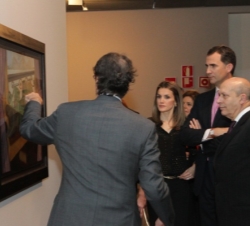 Los Príncipes de Asturias observan uno de los cuadros de la muestra
