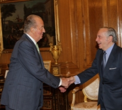 Don Juan Carlos recibe el saludo del presidente de la Fundación Cotec, JoséÁngel Sánchez Asiaín