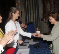 La presidenta de World Vision España, Marisa García Tablado, recoge de manos de la Infanta Doña Elena el galardón al mejor proyecto relacionado con la