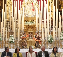 Doña Elena, en la mesa presidencial, junto con la delegada del Gobierno en Andalucía, el presidente de la Fundación Doña María de las Mercedes, el alc