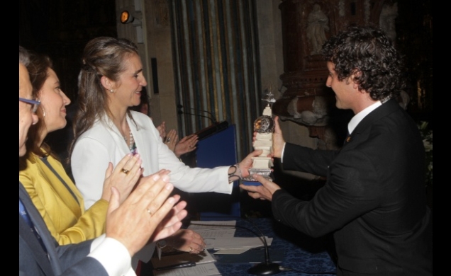 Doña Elena entrega el premio al presidente de Bomberos sin Fronteras,Ángel García Lorite