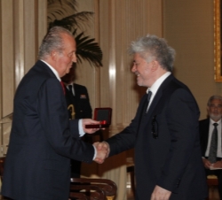 Su Majestad el Rey entrega la Medalla al director de cine Pedro Almodóvar