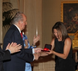 Don Juan Carlos hace entrega del galardón a la bailaora Sara Baras