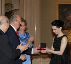 Don Juan Carlos entrega la Medalla a la bailarina Tamara Rojo