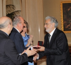 Su Majestad el Rey entrega la Medalla al tenor Plácido Domingo