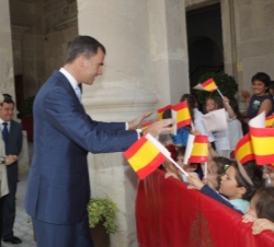 El Príncipe de Asturias saluda a un grupo de niños