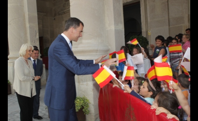 El Príncipe de Asturias saluda a un grupo de niños