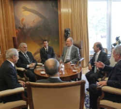 Don Juan Carlos junto al Jefe del Gobierno del Reino de Marruecos, el secretario de Estado de Asuntos Exteriores, el secretario general del Gobierno d