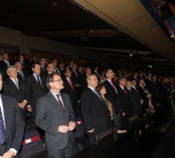 Vista general del palco durante la interpretación del Himno Nacional