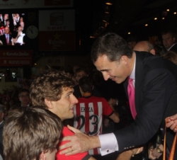 Don Felipe saluda al jugador del Athletic Fernando Llorente