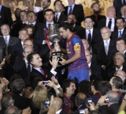 Don Felipe entrega el trofeo de campeón de la Copa de S.M. el Rey al capitán del F.C. Barcelona, Xavi Hernández