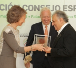 La Reina entrega el galardón a Zubin Mehta, en presencia del ministro García-Margallo