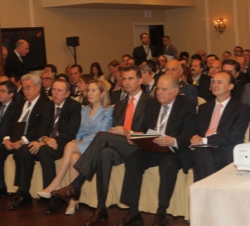 Don Felipe acompañado por las autoridades presentes en la Sesión