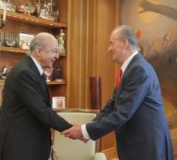 Su Majestad el Rey saluda al presidente del Real Patronato del Museo del Prado, Plácido Arango Arias