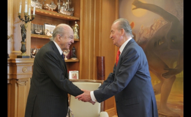 Su Majestad el Rey saluda al presidente del Real Patronato del Museo del Prado, Plácido Arango Arias