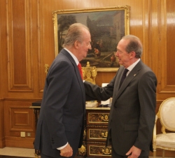 Don Juan Carlos recibe el saludo de José Manuel Blecua