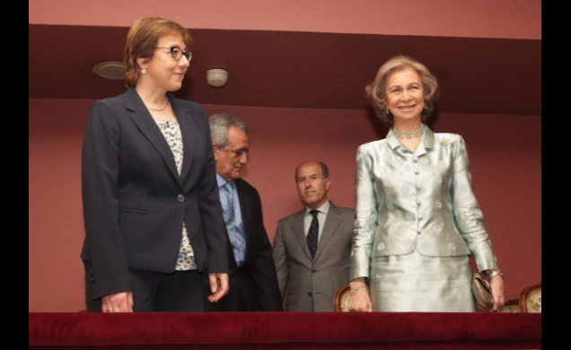Su Majestad la Reina junto a la secretaria de Estado de Comunicación, Carmen Martínez Castro, en el palco del teatro