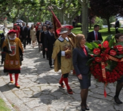 El cortejo se dirige a la iglesia del Monasterio de Leyre para rendir homenaje a los Reyes de Navarra