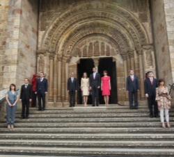 Fotografía de grupo ante la puerta Speciosa de la iglesia del Monasterio de Leyre
