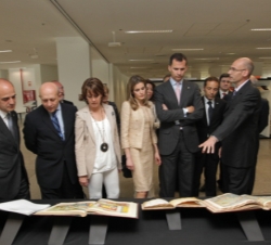 Sus Altezas Reales los Príncipes de Asturias observan unos manuscritos de los fondos de la biblioteca y filmoteca