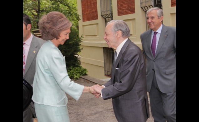 Doña Sofía recibe el saludo del presidente de la FAD, JoséÁngel Sánchez Asiaín, y el director general de la FAD, Ignacio Calderón