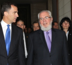 Su Alteza Real el Príncipe de Asturias, junto al director general de la OIT, Juan Somavía, a su llegada a Ginebra