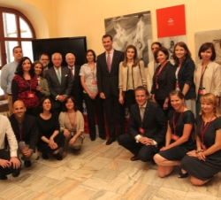 Fotografía de grupo con miembros del Instituto Cervantes