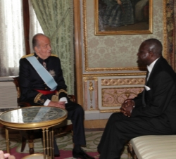 Don Juan Carlos conversa con el embajador de la República de Guinea-Bissau