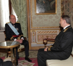 Su Majestad el Rey conversa con el embajador de la Federación de Rusia