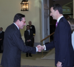 Don Felipe saluda al presidente de la Fundación Príncipe de Asturias, Matías Rodríguez Inciarte