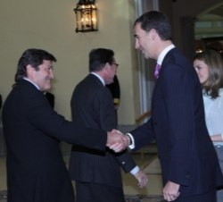 Su Alteza Real el Príncipe de Asturias saluda al presidente del Principado, Javier Fernández