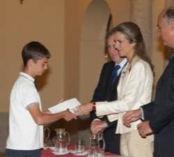Doña Elena entrega uno de los galardones a un alumno