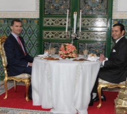 Don Felipe y el Príncipe Moulay Rachid en la cena celebrada en la Casa de Huéspedes Reales