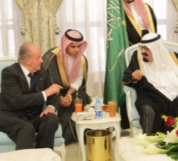 Don Juan Carlos conversa con el el Rey Abdullah
