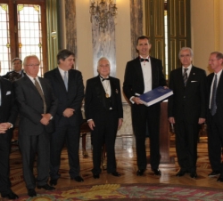 Fotografía de grupo, tras la entrega a Don Felipe del libro sobre el bicentenario del Tribunal Supremo del Reino de España
