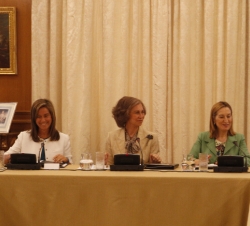 Su Majestad la Reina, junto a la ministra de Sanidad, Servicios Sociales e Igualdad, Ana Mato, y la ministra de Fomento, Ana Pastor