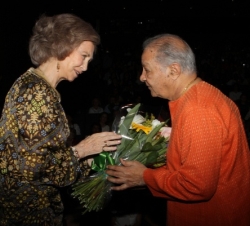 La Reina obsequia con un ramo de flores al maestro Hariprasad Chaurasia
