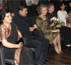 La Reina, junto a la Princesa Irene, el embajador de la India y la secretaria de Estado de Turismo